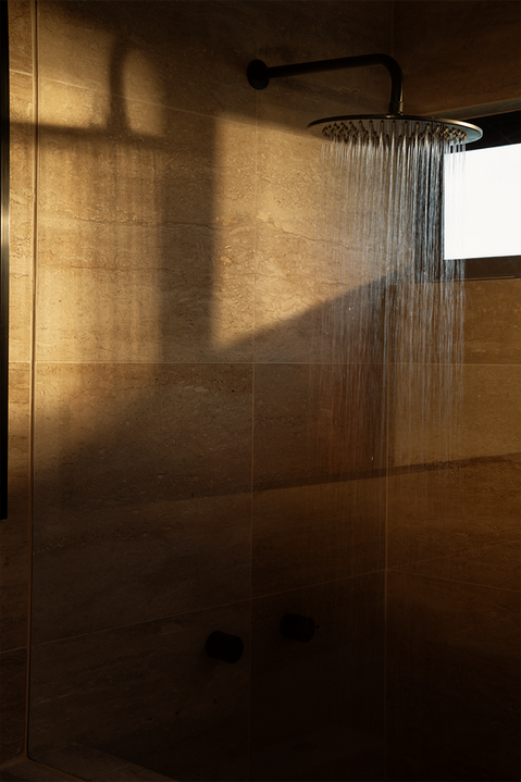 ducha moderna en suite de lujo en hotel boutique en Piura en Norte Suites Boutique