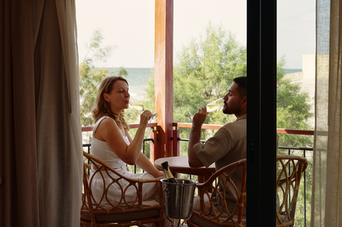 pareja disfrutando terraza en hotel frente al mar en Piura en Norte Suites Boutique
