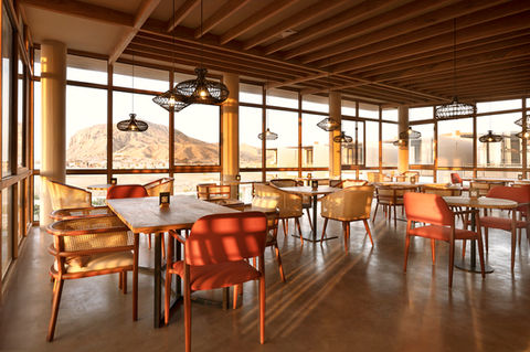 Restaurante Norte y Bar Sur en Norte Suites Boutique frente al mar en Playa El Ñuro, Piura, combinan gastronomía de autor, servicio premium en hotelería y experiencias exclusivas de viaje en destinos boutique en Perú.