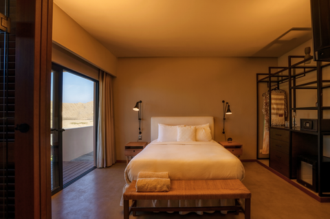 suite de lujo con cama king y vista exterior en hotel boutique en Piura Perú