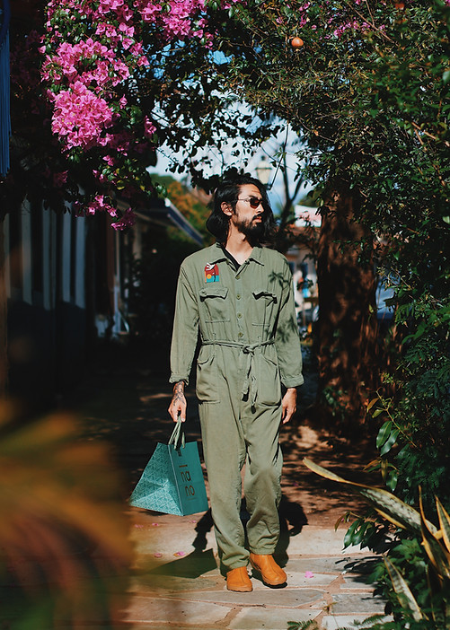 fundador da nano garden eiiti yuri andando de verde na rua em pirenopolis