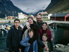 30 FICL: “Fjord” (2026), Cargando la cruz del inmigrante.
