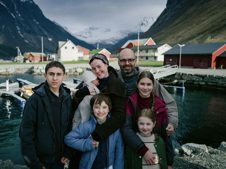 30 FICL: “Fjord” (2026), Cargando la cruz del inmigrante.