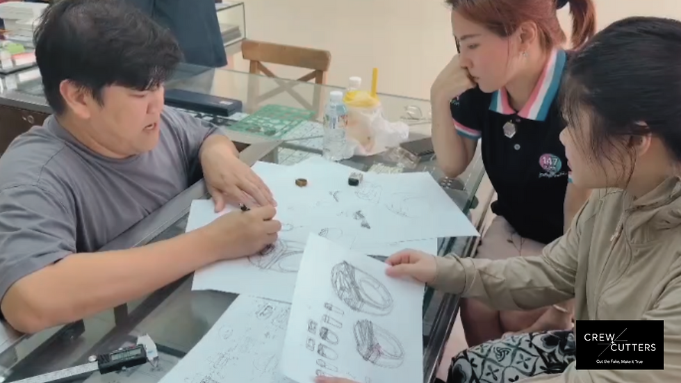 เบื้องหลังการพัฒนาแบบ RAW TO FINE โดยมี พี่อาร์ม (คุณธนาวัฒน์ พนาเชวง จากแบรนด์ Charites Gems), พี่จิ๊ (คุณจิตาภา เอื้ออมรรัตน์ จาก Siamwell) และน้องมายด์ (คุณณัฐสุษมา พงศ์เขมนันท์ จาก Orithai) ร่วมแลกเปลี่ยนความคิดเห็นและต่อยอดไอเดีย เพื่อพัฒนารายละเอียดของเครื่องประดับให้สอดคล้องกับแนวคิด PRIDE