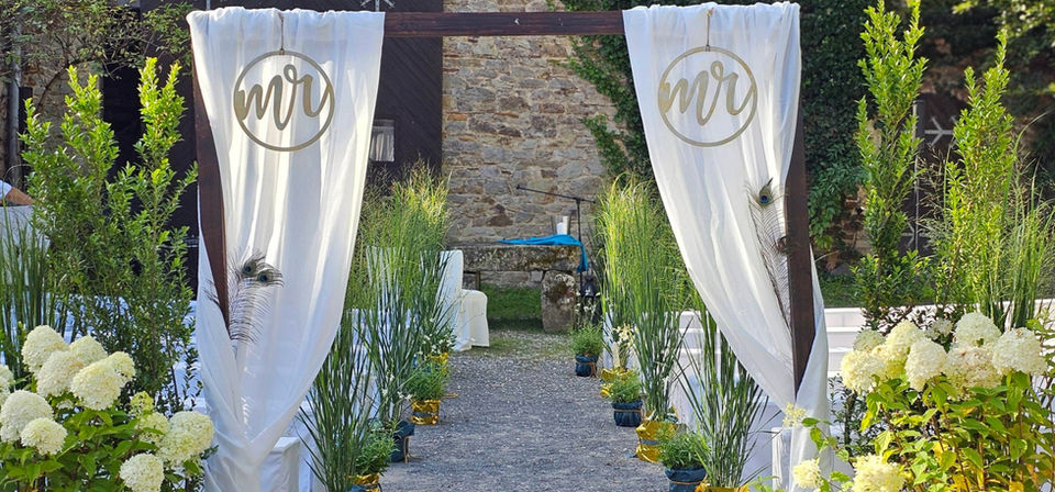 Traubogen geschmückt mit zwei Holzschildern Mr. and Mr.