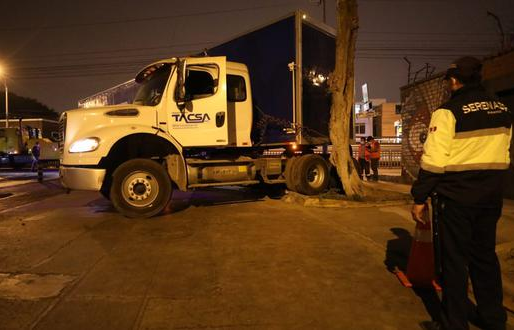 Barranco: Trailer quedó atascado en la calle y esto generó tráfico por más de 4 horas