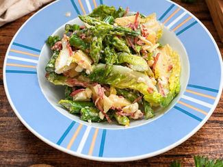 Frischer Spargelsalat mit Apfel, Feta & knusprigem Schinken