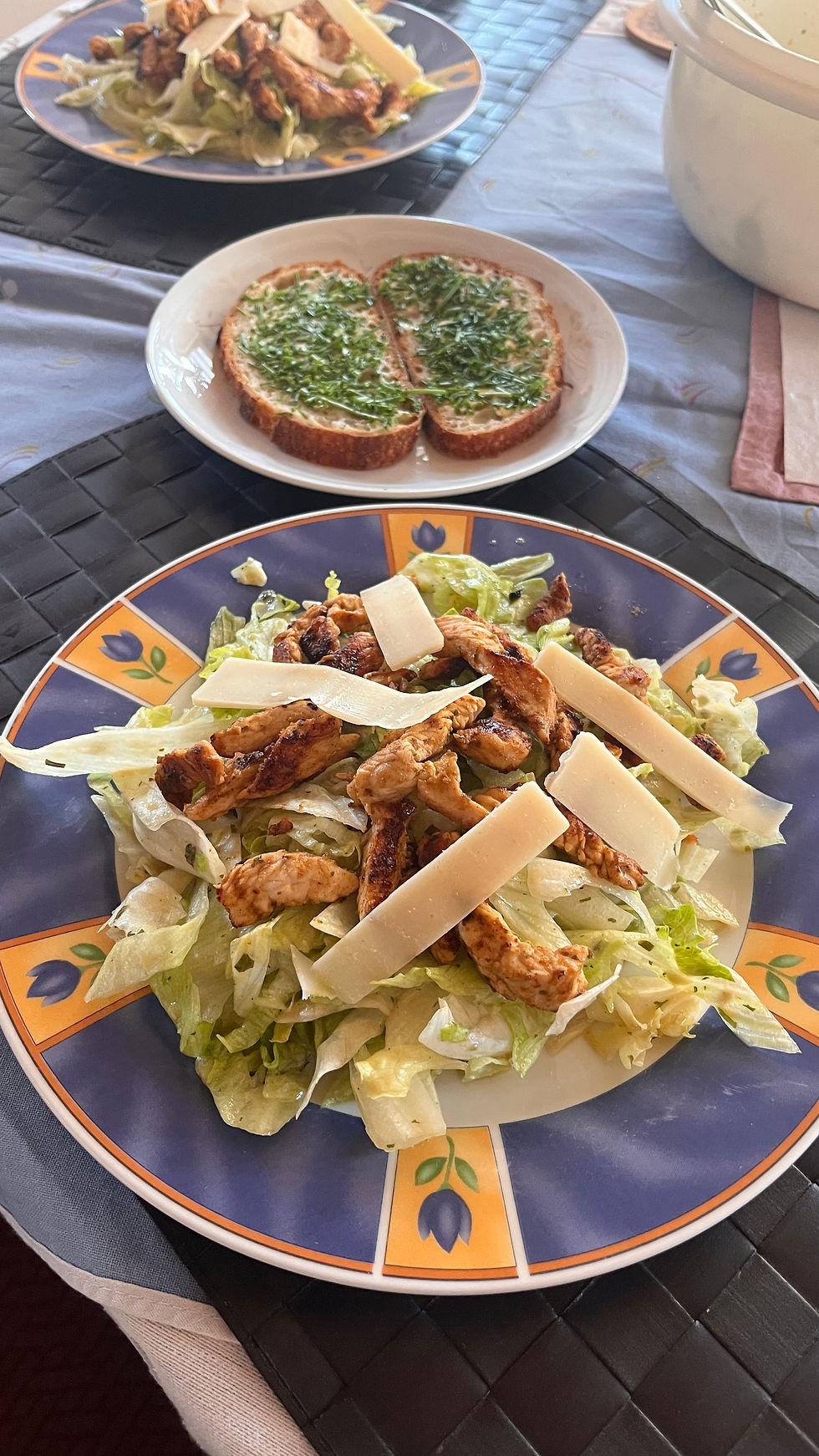 🥗 Grüner Salat mit Hähnchenstreifen & Schnittlauch-Butterbrot