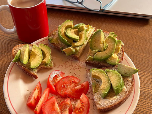 Avocado auf Brot mit Tomate – Ein Frühstück voller Energie und Geschmack