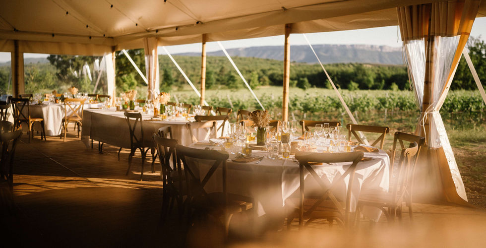 Repas sous le chapiteau bohème au coeur des vignes Des Terres de Saint Hilaire