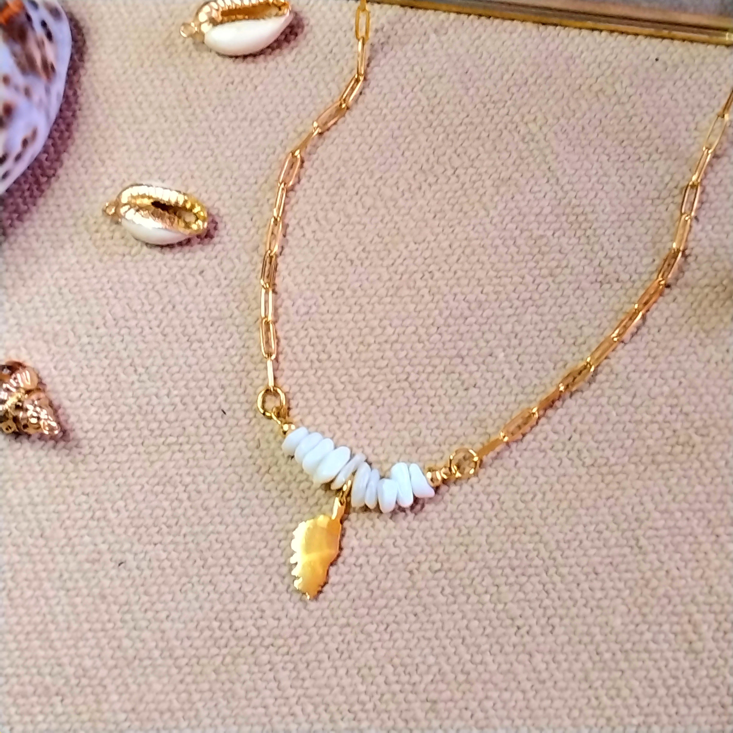 Collier chaîne nacre breloque corse