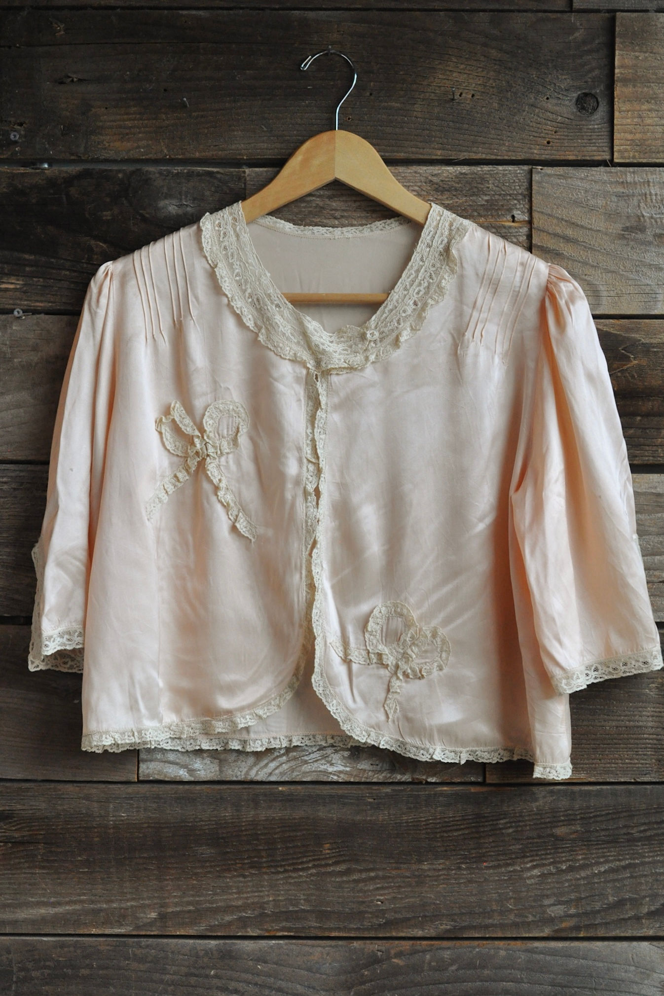 Vintage 30s 40s Pink Satin Bed Jacket with Lace Applique Bows | M/L