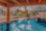 Hallenbad mit Aussicht zum Garten und Grotte