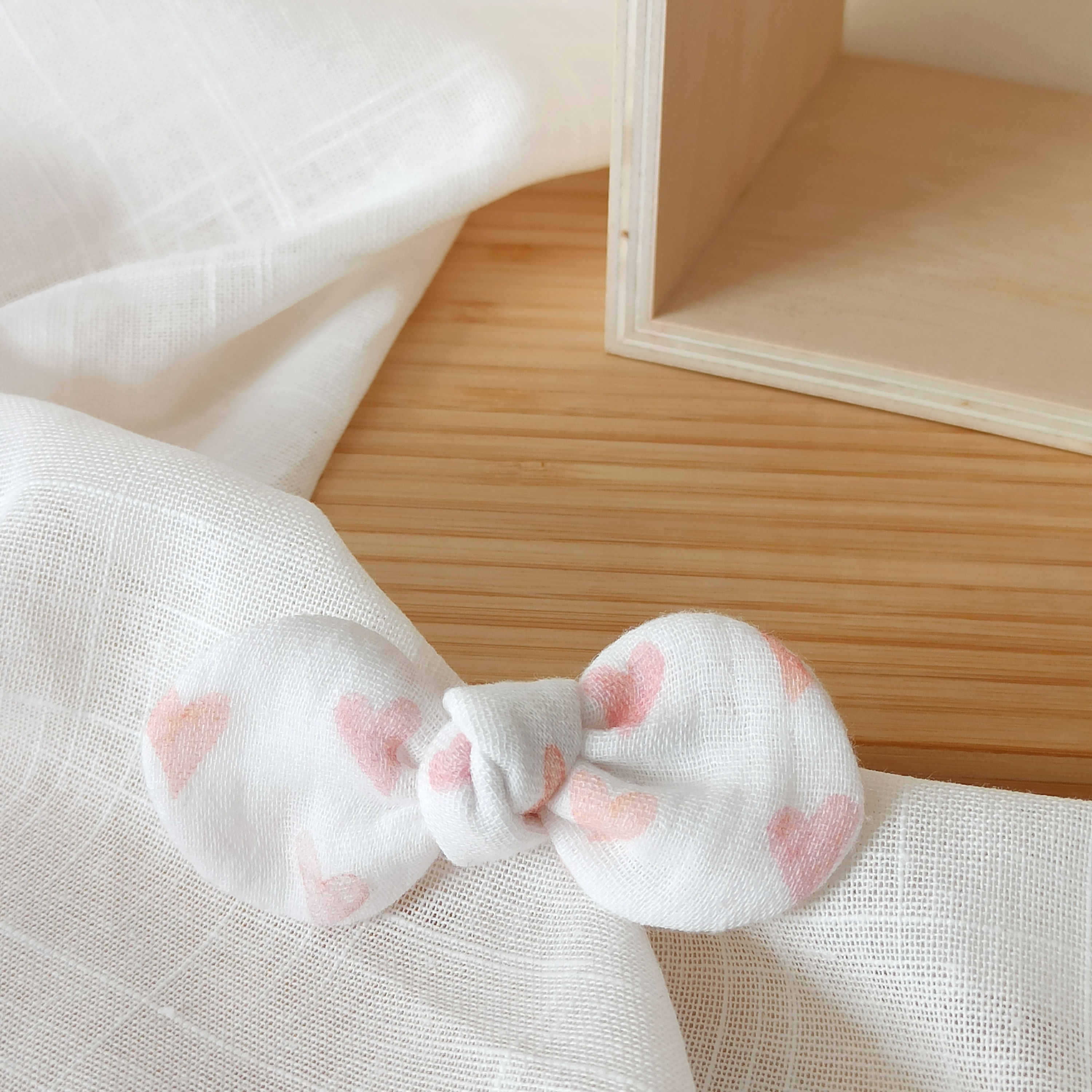 Barrette cheveux petit noeud en mousseline imprimée à cœurs