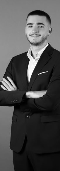 Portrait corporate professionnel d’un homme en costume réalisé en studio photo à Paris par CIR Studio