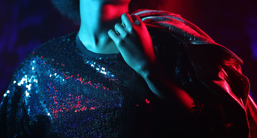 shooting campagne lunettes femme lumière dramatique Paris