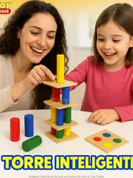 Mãe e filha brincando com a torre inteligente de madeira
