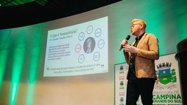 novos PAEs terão a missão de acompanhar aproximadamente 100 estudantes que necessitam de suporte diferenciado em sala de aula. A atuação desses profissionais vai além do auxílio pedagógico: eles se tornam mediadores da aprendizagem, da socialização e da participação ativa dos alunos no ambiente escolar