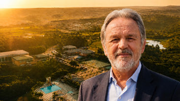 associado ao Santa Mônica há 30 anos e possui trajetória administrativa dentro do clube. Antes de disputar a presidência, passou pelas diretorias de Sauna, Administrativa, Planejamento e Financeira, além de ter exercido a Vice-Presidência.