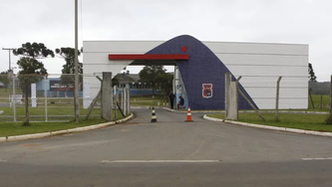 a busca por campos alternativos surge como uma solução imediata para aliviar a utilização da estrutura atual, especialmente pelas equipes de formação.