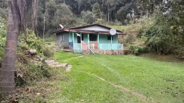 A vítima teria sido obrigada a prestar serviços domésticos sob ameaça de morte, sendo neste período várias vezes agredida fisicamente, impedida de utilizar o celular para comunicação e teve o cabelo cortado com um machado