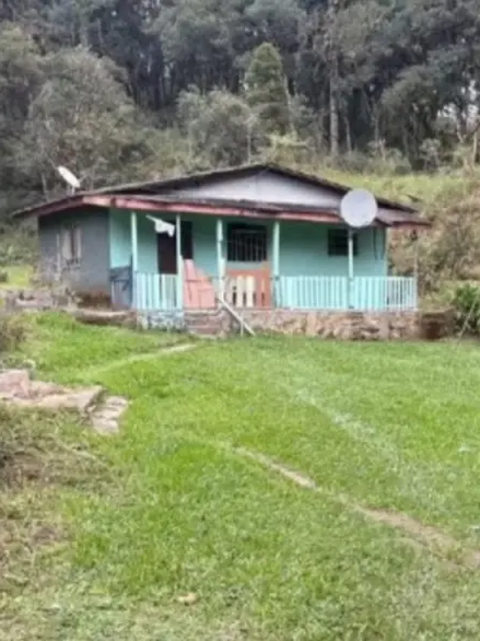 A vítima teria sido obrigada a prestar serviços domésticos sob ameaça de morte, sendo neste período várias vezes agredida fisicamente, impedida de utilizar o celular para comunicação e teve o cabelo cortado com um machado