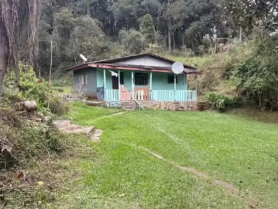 A vítima teria sido obrigada a prestar serviços domésticos sob ameaça de morte, sendo neste período várias vezes agredida fisicamente, impedida de utilizar o celular para comunicação e teve o cabelo cortado com um machado