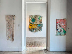 Galería de arte con muros blancos