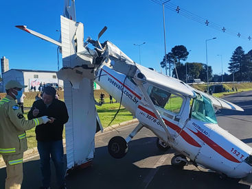 FOTOS: Avião de pequeno porte cai em União da Vitória; Ninguém ficou ferido
