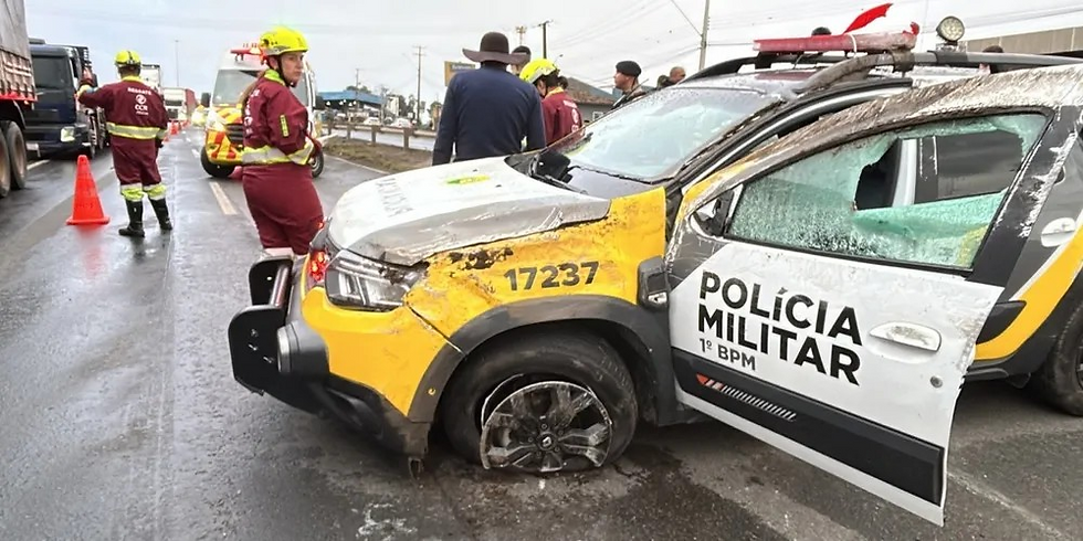 Viatura da PM capota após colisão com caminhão na BR-376, em Ponta Grossa
