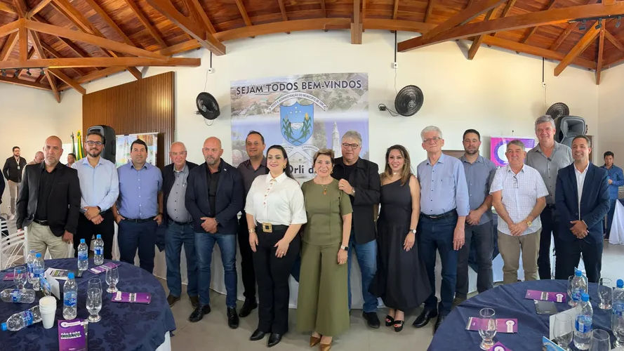 Doze prefeitos dos Campos Gerais confirmaram presença na reunião Foto: Divulgação