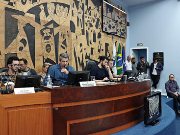Em sessões extraordinárias, vereadores de Ponta Grossa reajustam próprio salário em 3,83%
