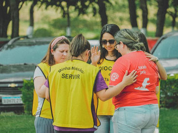 Grupo realiza atividade para ouvir pessoas em cemitérios de Ponta Grossa no dia de Finados