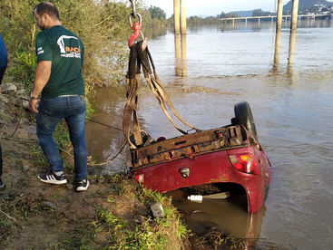 Polícia suspeita que seis pessoas estavam em carro submerso no Rio Iguaçu, em União da Vitória