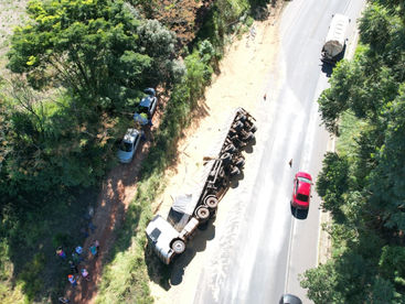 Caminhão tomba na PR-092