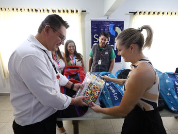 Selo Social repassa 20 kits de material escolar doados ao Abrigo Municipal de Adolescentes