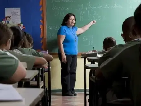 Professores no Paraná levam mais de 25 anos para chegar ao topo da carreira em mais da metade dos municípios