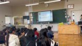 吉小4年生から3年生に人形文化を伝えていく