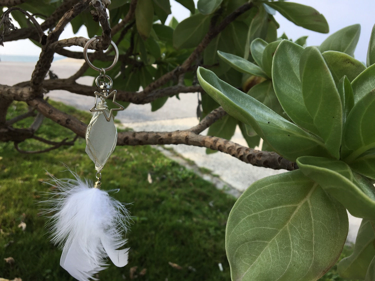ホワイトフェザーのキーチャーム