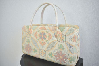 着物から日傘・バッグへ