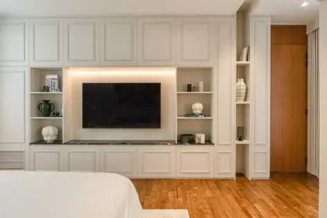 Custom display cabinet highlighting decorative objects and refined craftsmanship.