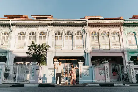 family walking along singapore katong peranakan colorful heritage houses for outdoor sunrise family photoshoot