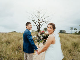 singapore pre-wedding photographer engagement wedding day couple photoshoot at jurong lake gardens lone tree lalang field sea outdoor location