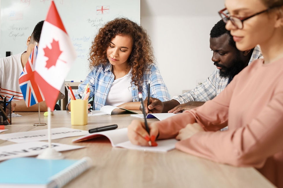 Kanada bayrağı ve İngilizce öğrenen öğrenciler.