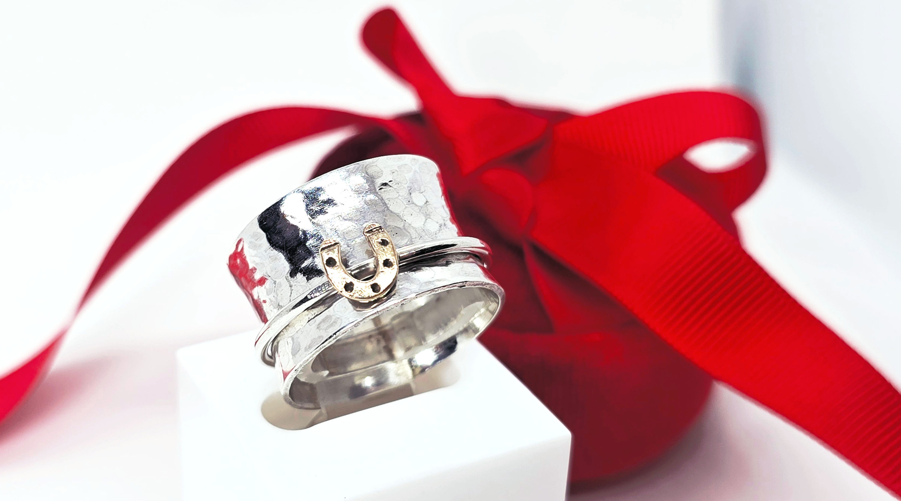 Horseshoe Spinner ring Size U