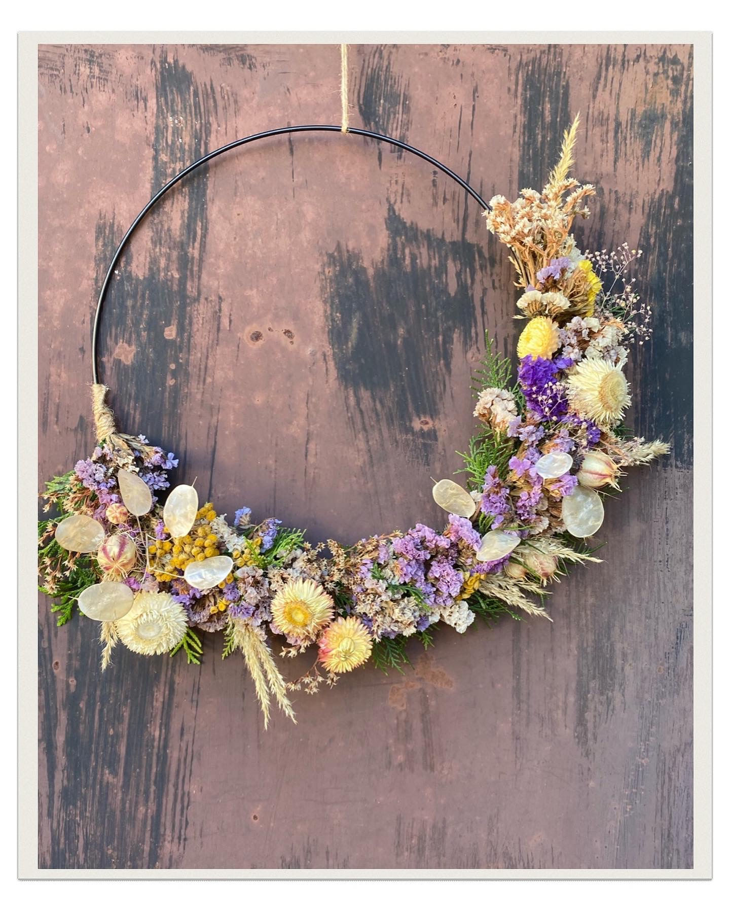 Pestrofarebný veniec s limonkami v tvare mesiaca