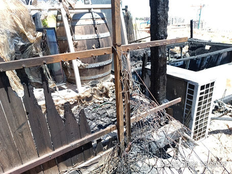 גדר וגינה שנשרפו בשריפה: שמאי רכוש מעריך את עלות השיקום וההקמה מחדש, ושמאי מקרקעין את שווי הנכס