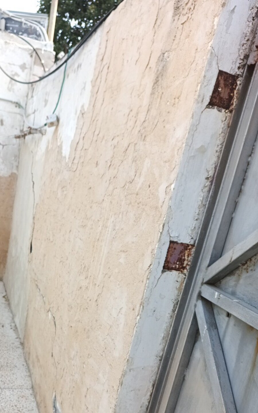 היפרדות בקיר סמוך למסגרת שער לאחר התנגשות
