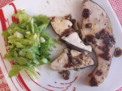 Pesce spada con olive e verdure miste