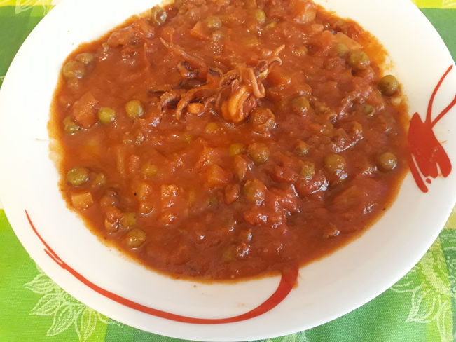 Calamari con piselli e patate